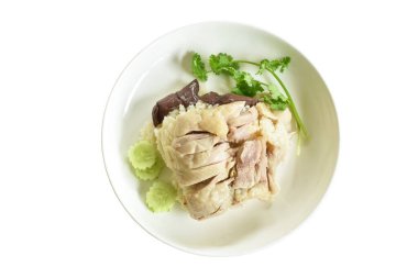 Buharda pilav haşlanmış tavuk. Beyaz arka planda kazanılmış tabak.