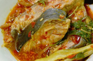 Baharatlı yayın balığı, parmak kökü ve körili kase.