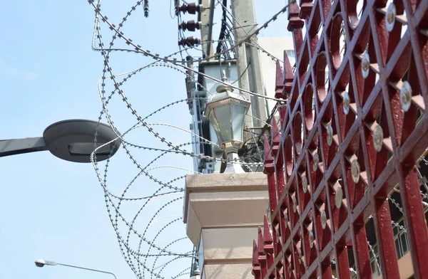 Arame Farpado Rolar Sobre Parede Porta Entrada Para Proteção Tailândia — Fotografia de Stock