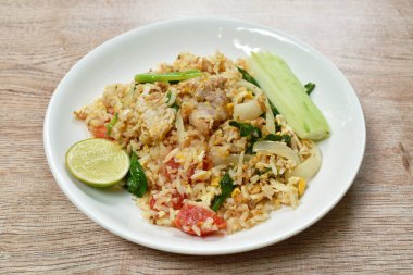 Kızarmış pirinç domuz ve Çin lahanası. Tabakta yumurta var.