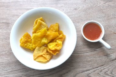 Kızarmış hamur hamuru doldurulmuş domuz pirzolası ve karides kaseye tatlı biber sosu.