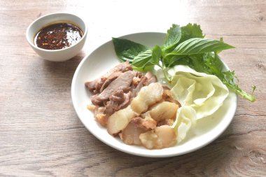 Taze sebzeli kızarmış et eti Tayland baharatlı sosu. 