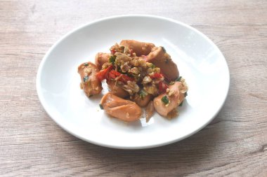 Kızarmış tuzlu sosis, sarımsak ve tabakta kırmızı biber. 