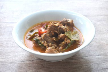 Hindistan cevizi sütü ve limon yaprağıyla haşlanmış baharatlı biftek.