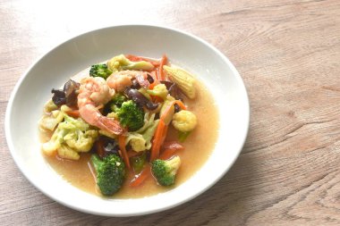 Kızarmış karnabahar ve karidesle karışık sebzeleri karıştırın.