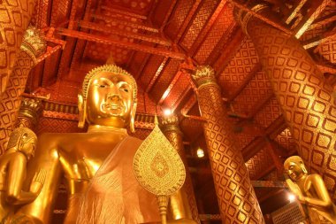 Tayland 'daki Phananchoeng Worawihan tapınağında Luang Por Sam Pao Kong veya Phra Phuttha Trai Rattana Nayok altın Buda