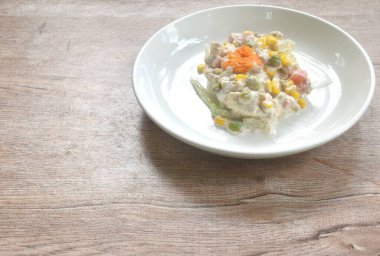 Mısır ve bezelyeli ton balığı püresi. Karidesli yumurta salatası soslu krema soslu lahana çifti.