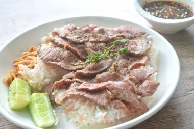 Biberli ızgara biftek salatalıklı ve kızarmış sarımsaklı Tayland baharatlı soslu sade pilav. 