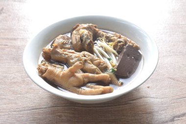 Haşlanmış tavuk budu ve ayak. Kahve kabında fasulye filizi olan çift kanı.