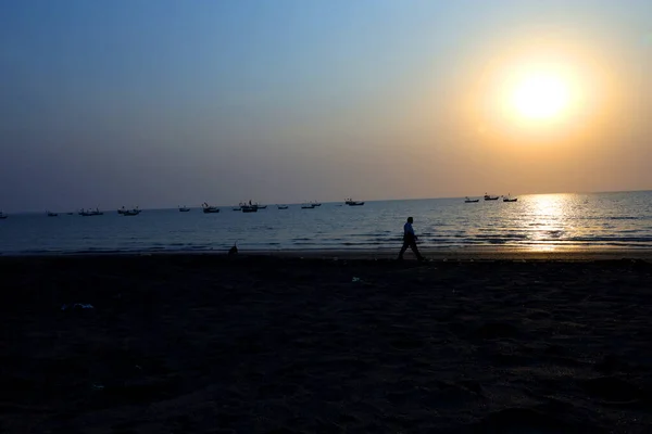 Der Sonnenuntergang Einem Schönen Strand Voller Menschen — Stockfoto