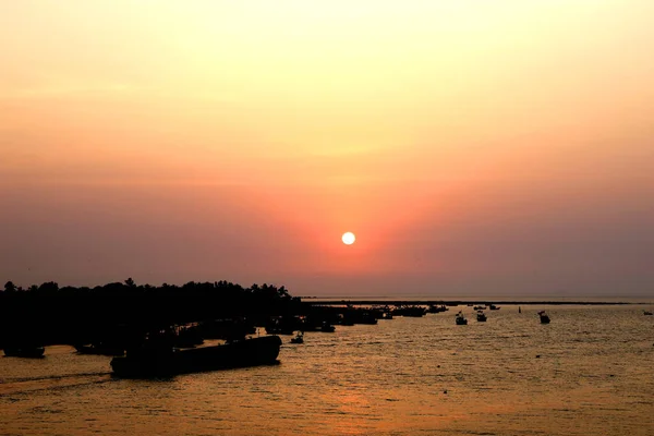 Der Sonnenuntergang Einem Schönen Strand Voller Menschen — Stockfoto
