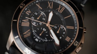 Siyah üzerine eski saat