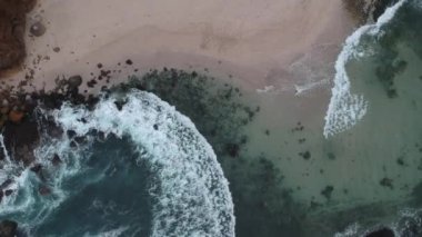 Okyanusun ortasında Kaya olan Güzel Plaj Çekimi