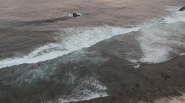 Okyanusun ortasında Kaya olan Güzel Plaj Çekimi