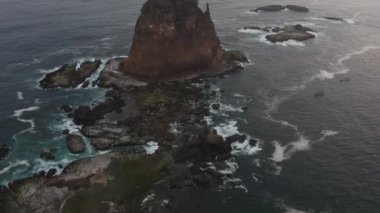 Okyanusun ortasında Kaya olan Güzel Plaj Çekimi