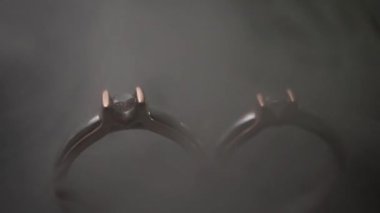 Güzel. Duman ve sis ile nikah yüzüğünü kapat.