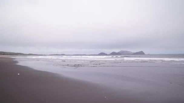 息をのむスカイライン波のビーチと海 — ストック動画