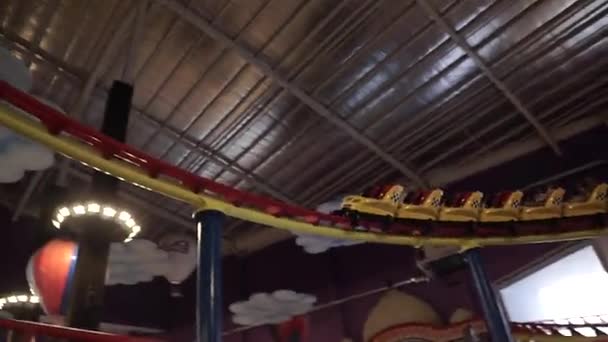 Λεπτομέρεια Roller Coaster Εσωτερικό Λούνα Παρκ — Αρχείο Βίντεο