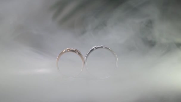 Snubní Prsteny Podlaze Kouřem — Stock video