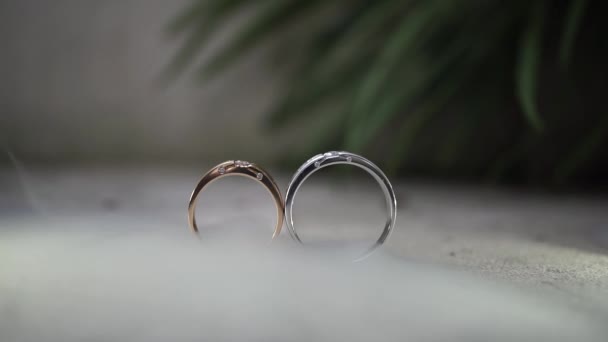 煙と床の上の結婚指輪 — ストック動画