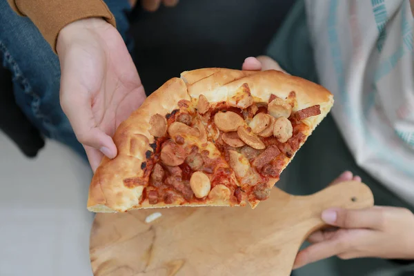 Ellerinizi kapayın ve bir dilim et pizzası alın.