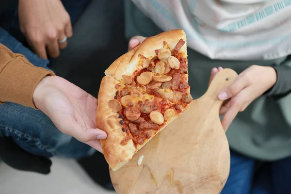 Ellerinizi kapayın ve bir dilim et pizzası alın.