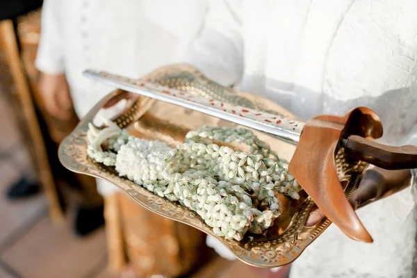 Keris ya da Kılıç ve Çiçek Endonezya 'da Cava kültüründe düğün