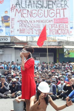 Jember Doğu Java Endonezya 8 Ekim 2020 Omnibus Hukuku Toplu Gençlik Örgütleri Gösterisi DPRD Jember 'inde