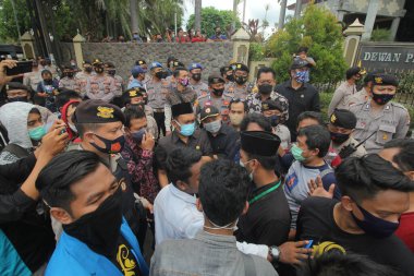 Jember Doğu Java Endonezya 8 Ekim 2020 Omnibus Hukuku Toplu Gençlik Örgütleri Gösterisi DPRD Jember 'inde