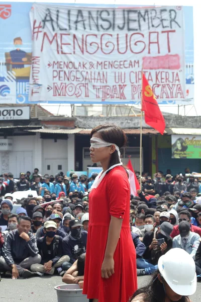 Jember Doğu Java Endonezya 8 Ekim 2020 Omnibus Hukuku Toplu Gençlik Örgütleri Gösterisi DPRD Jember 'inde
