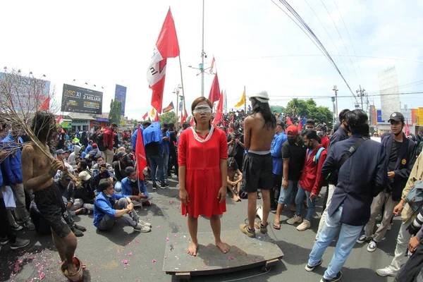 Jember Doğu Java Endonezya 8 Ekim 2020 Omnibus Hukuku Toplu Gençlik Örgütleri Gösterisi DPRD Jember 'inde