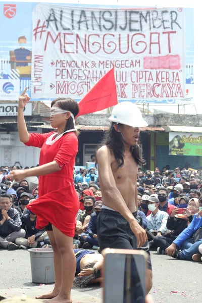 Jember Doğu Java Endonezya 8 Ekim 2020 Omnibus Hukuku Toplu Gençlik Örgütleri Gösterisi DPRD Jember 'inde