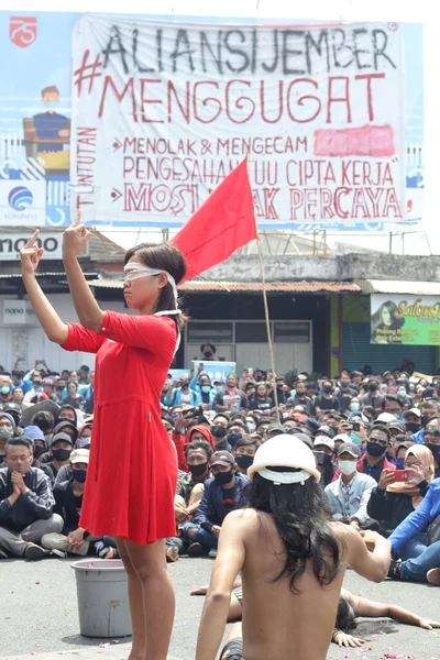 Jember Doğu Java Endonezya 8 Ekim 2020 Omnibus Hukuku Toplu Gençlik Örgütleri Gösterisi DPRD Jember 'inde