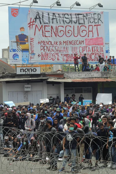 Jember Doğu Java Endonezya 8 Ekim 2020 Omnibus Hukuku Toplu Gençlik Örgütleri Gösterisi DPRD Jember 'inde