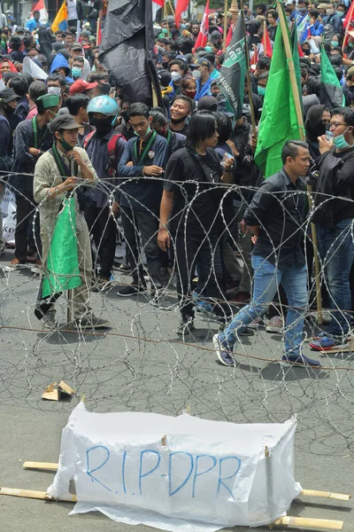 Jember Doğu Java Endonezya 8 Ekim 2020 Omnibus Hukuku Toplu Gençlik Örgütleri Gösterisi DPRD Jember 'inde