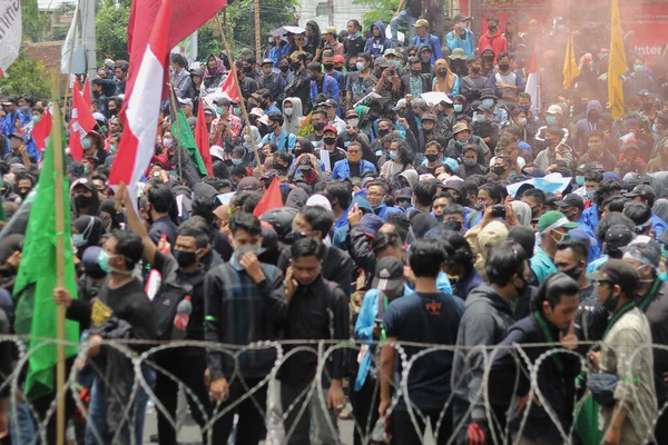Jember Doğu Java Endonezya 8 Ekim 2020 Omnibus Hukuku Toplu Gençlik Örgütleri Gösterisi DPRD Jember 'inde