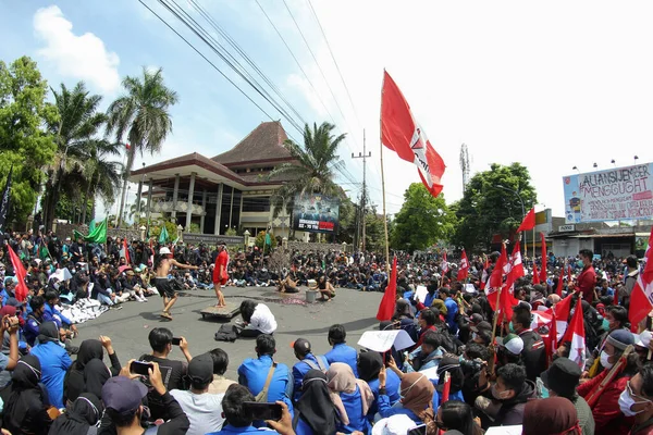 Jember Doğu Java Endonezya 8 Ekim 2020 Omnibus Hukuku Toplu Gençlik Örgütleri Gösterisi DPRD Jember 'inde