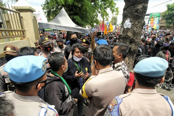 Jember Doğu Java Endonezya 8 Ekim 2020 Omnibus Hukuku Toplu Gençlik Örgütleri Gösterisi DPRD Jember 'inde