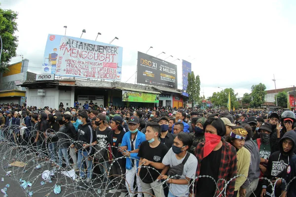 Jember Doğu Java Endonezya 8 Ekim 2020 Omnibus Hukuku Toplu Gençlik Örgütleri Gösterisi DPRD Jember 'inde