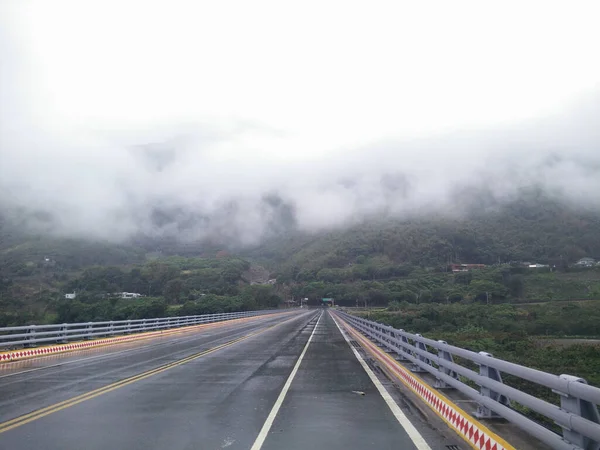 Een Weg Met Wolken Mist — Stockfoto