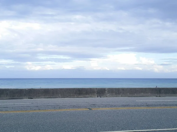 遠くに美しい青い海岸線 — ストック写真