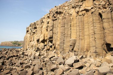 Güzel ve görkemli bazalt sütunlar var.