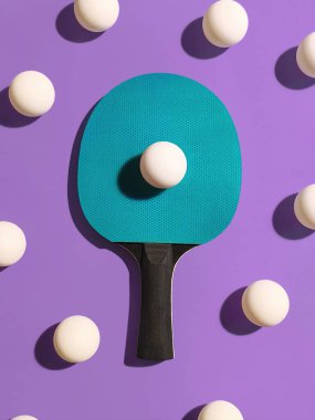 Yüksek kaliteli spor geçmişi, Teal Ping Pong Paddle ve Mor Arkaplan Topları - Düz Yatma