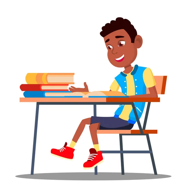Pequeño alumno en un escritorio Lectura libro en el aula Vector. Negro, afroamericano. Ilustración aislada — Archivo Imágenes Vectoriales