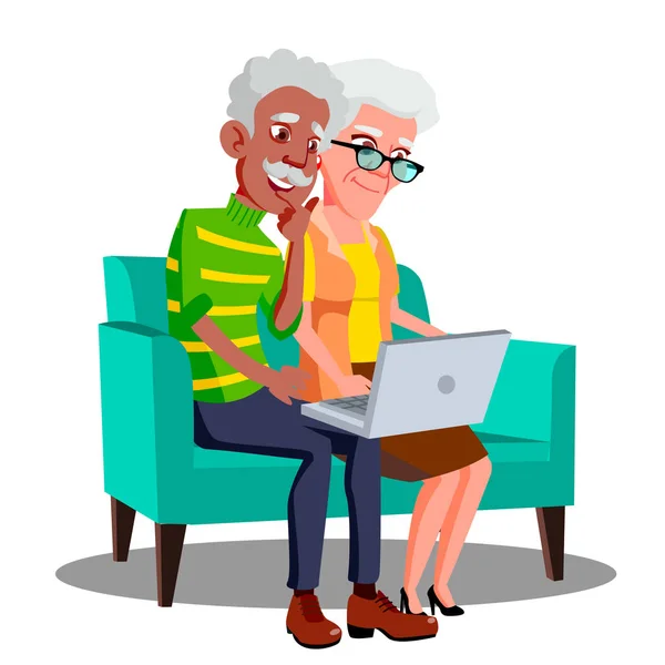 Multiethnisches Paar, das mit Tasse und Laptop auf der Couch sitzt. Vereinzelte Illustration — Stockvektor