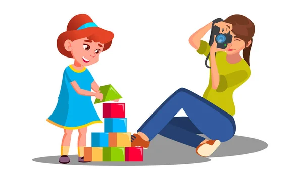 Mãe tirando fotos de seu filho brincando com brinquedos Vector. Ilustração isolada —  Vetores de Stock