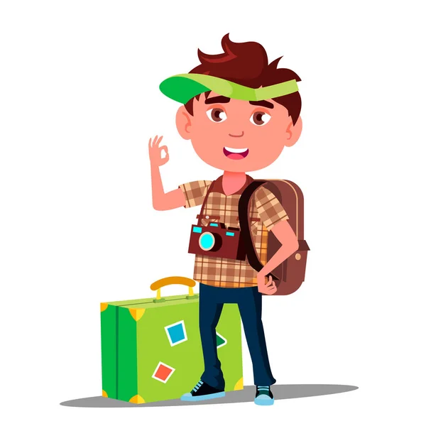 Mały chłopiec podróżnik z walizką, czapka na głowie i kamery na jego klatce piersiowej wektor. Ilustracja na białym tle — Wektor stockowy