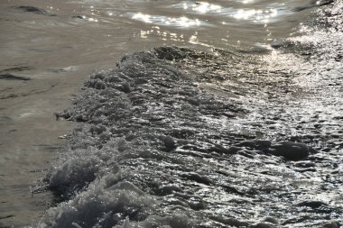 Dalgalar ve deniz köpüğü su yüzeyinde