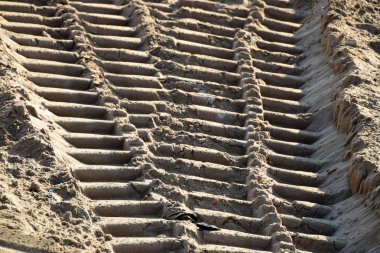 Arka plan olarak kum üzerinde lastik izleri