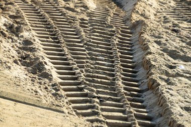 Arka plan olarak kum üzerinde lastik izleri